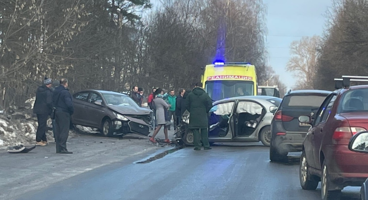 Реанимация, толпа, перекрытая дорога: страшное ДТП произошло за Волгой