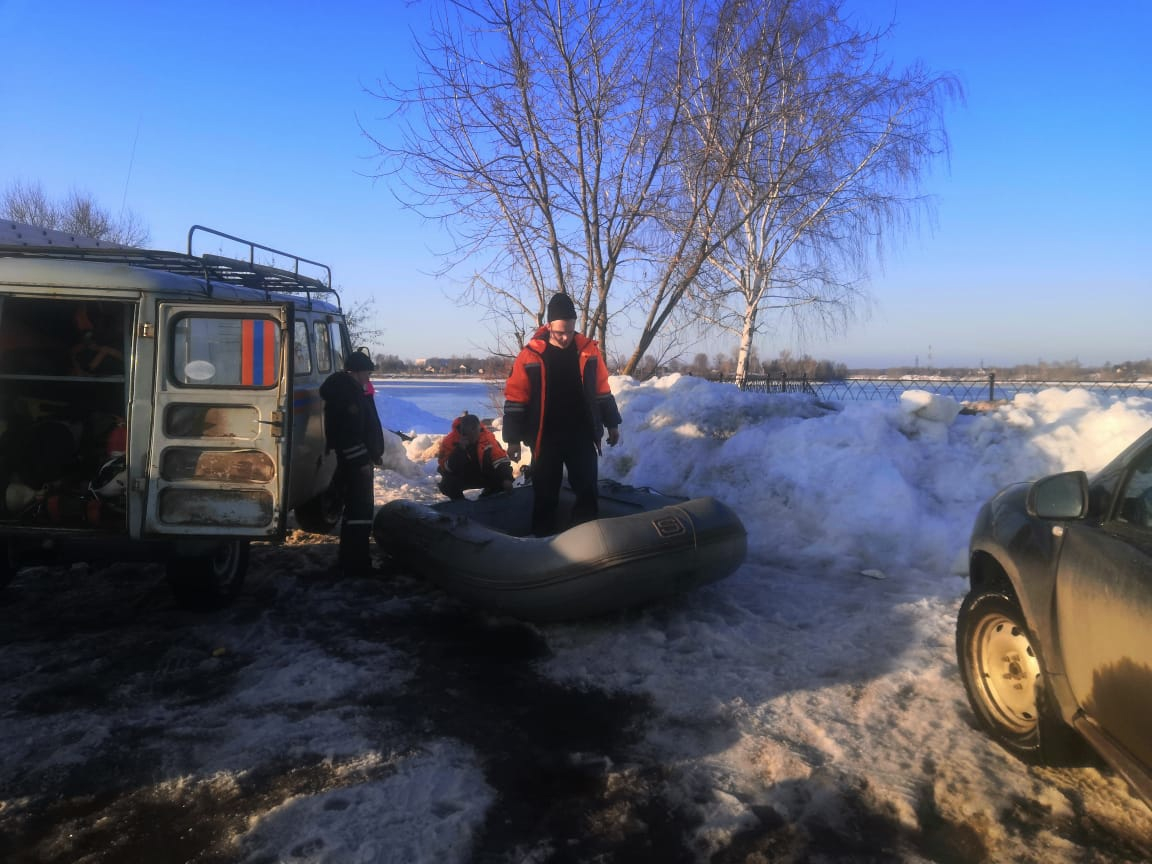 Под Ярославлем уплывших на льдине детей сдали в полицию. Видео
