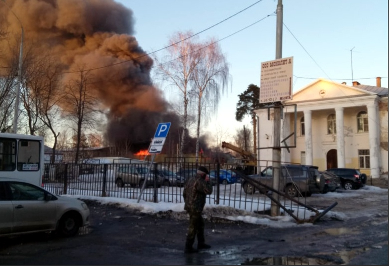 «Дым видно даже из Перекопа»: в Ярославле горит склад пиломатериалов. Видео
