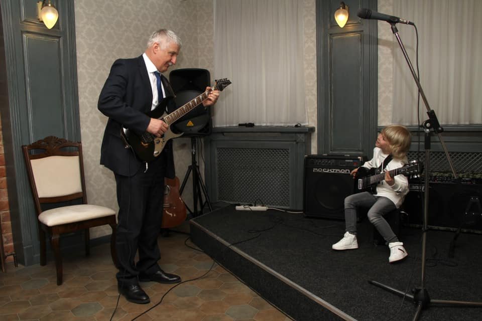 Участник шоу "Голос. Дети" провёл мастер-класс игры на гитаре мэру Рыбинска