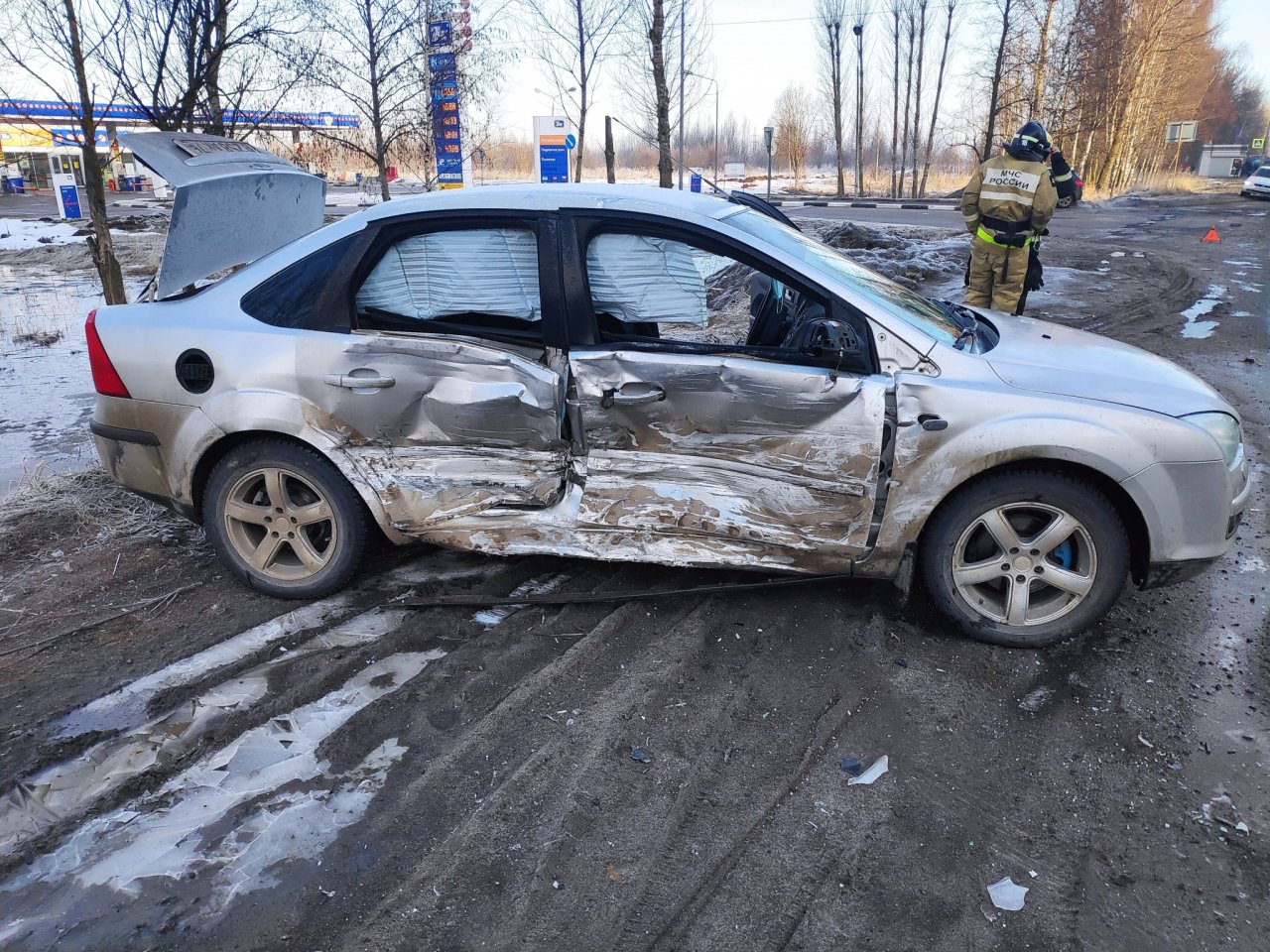 Вытаскивали из покореженного авто: в ярославском ДТП пострадал молодой водитель