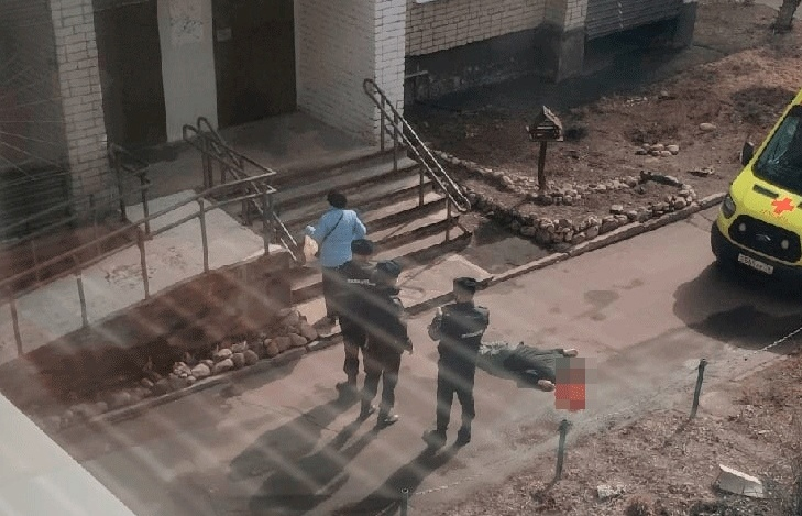 Выпал с балкона лестничной клетки: в центре Ярославля погиб мужчина