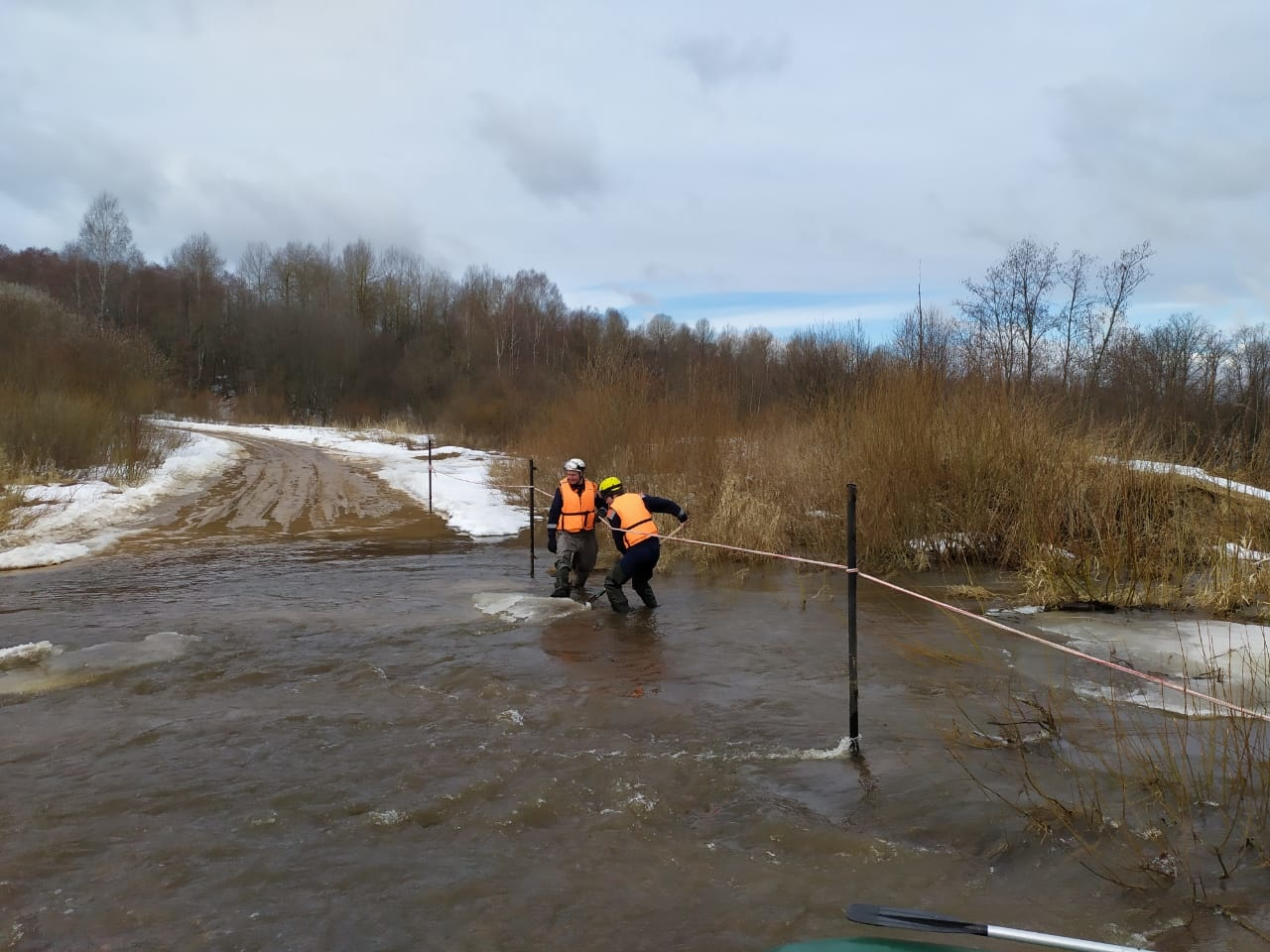 В Ярославской области река затопила автомобильную дорогу