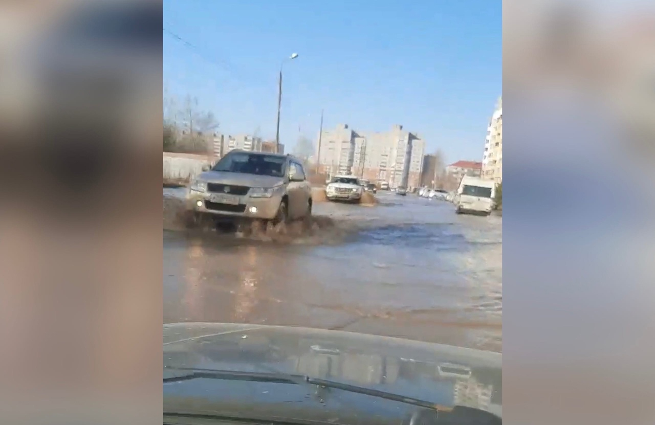 ЧП в Ярославле: по затопленной улице плывут авто. Видео