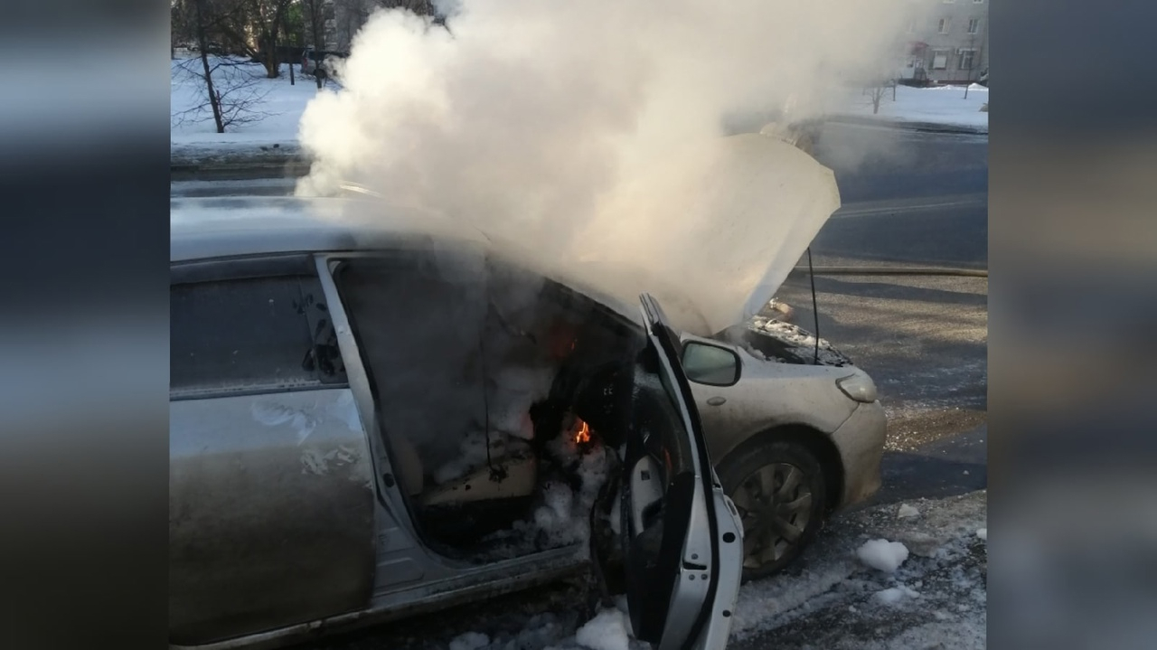 Дым клубами валил из салона: под Ярославлем жители снова пожаловались на подожженное авто