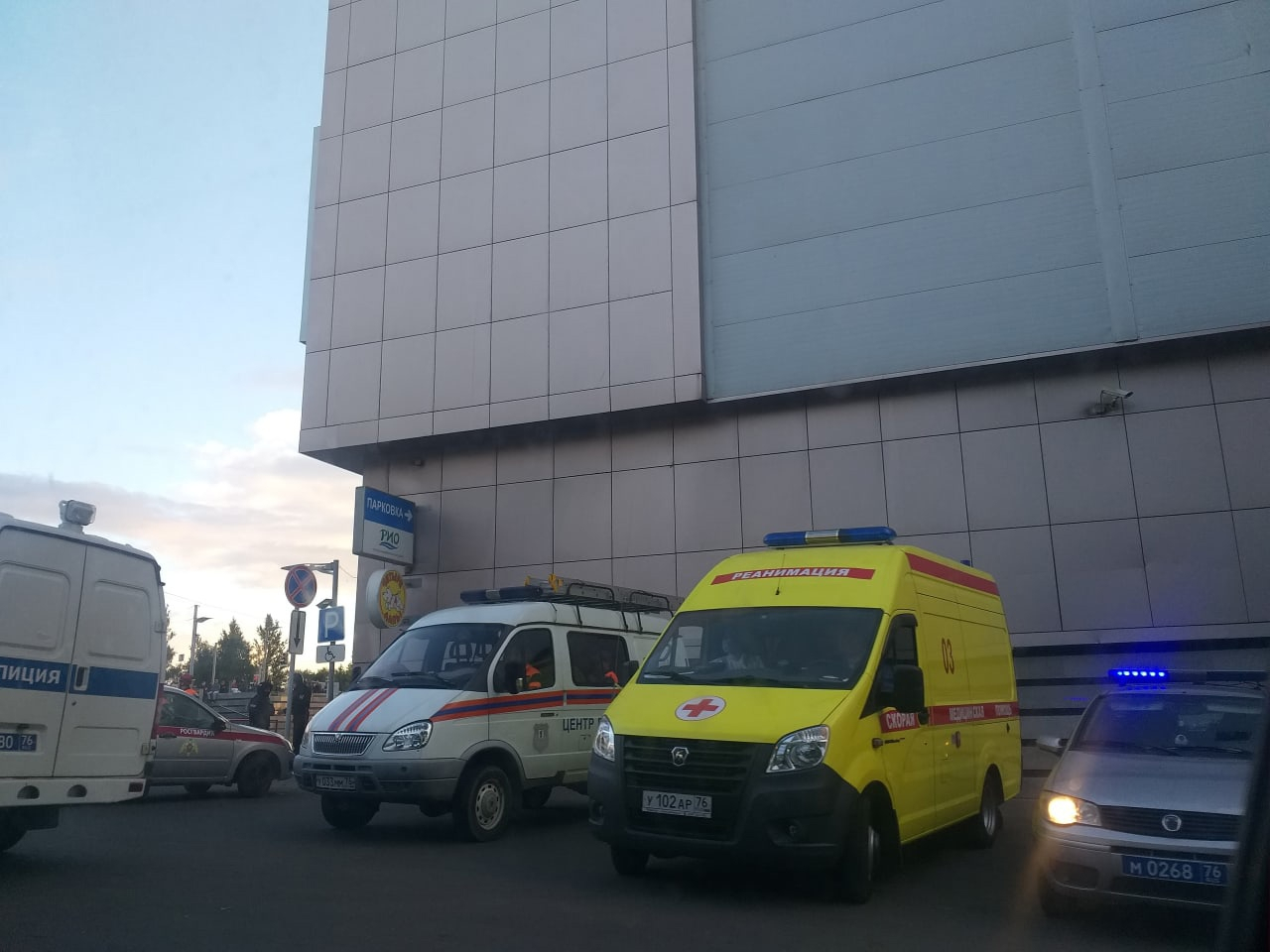 Скорая, полиция и МЧС : в Брагино столкнулись два автобуса и два авто