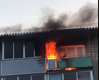 Черный дым и толпа спасателей: под Ярославлем горит многоэтажка. Видео