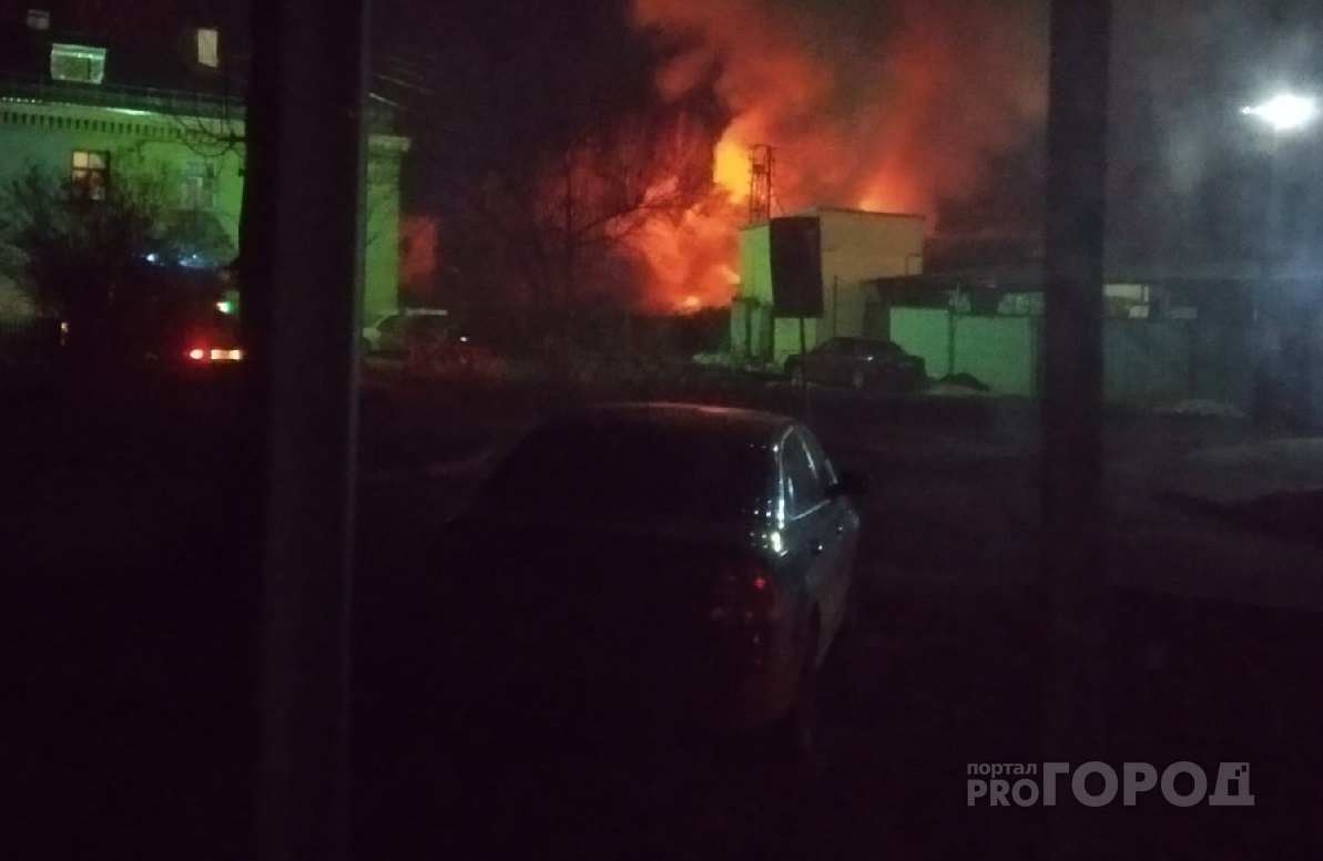 "Все взрывалось, жильцы задыхаются": в Ярославле произошел жуткий пожар под носом МЧС. Видео