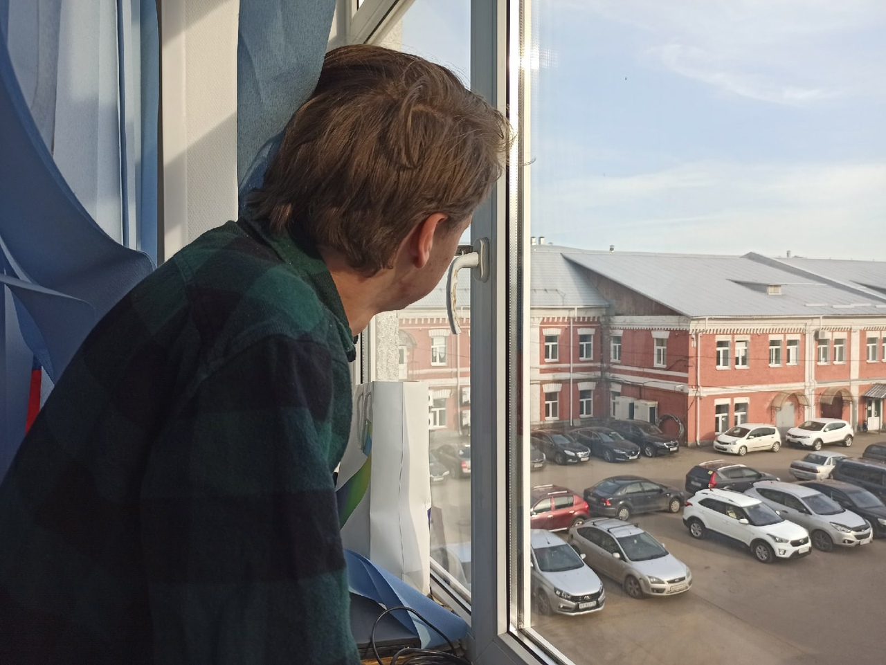 В Ярославле больной ковидом пациент сбежал из госпиталя через окно