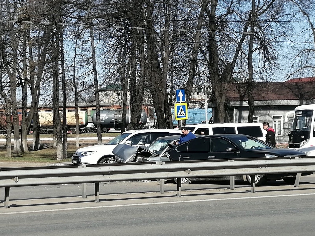«Капот весь всмятку»: сразу четыре машины столкнулись в Ярославле.