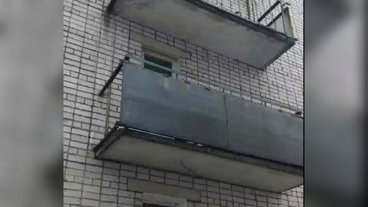 В Ярославле упавшие с балкона листы шифера разбили машину: видео