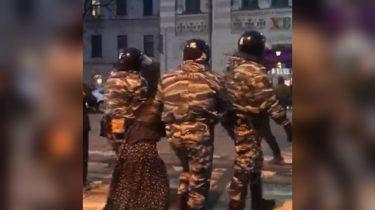 "Не хочу с вами идти": как в Ярославле задерживают участников протестов. Видео
