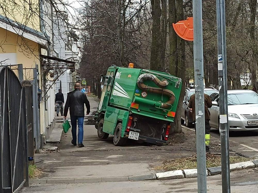 "Застрял в стабильности": в Ярославле в ямах грузовики встают намертво