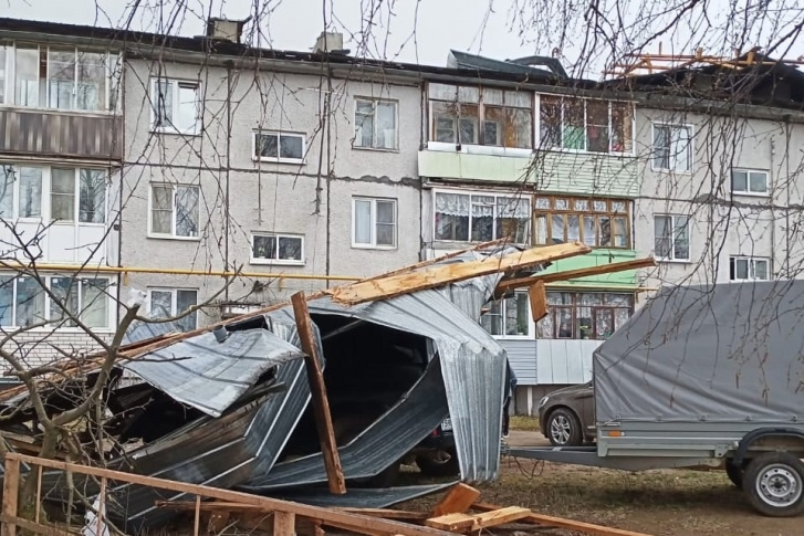 Рухнуло прямо на машину: под Ярославлем из-за ветра жители остались без крыши