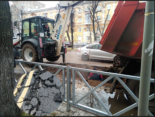 «Слой асфальта, как масло на хлебе»: под Ярославлем разваливается дорога за 368 миллионов