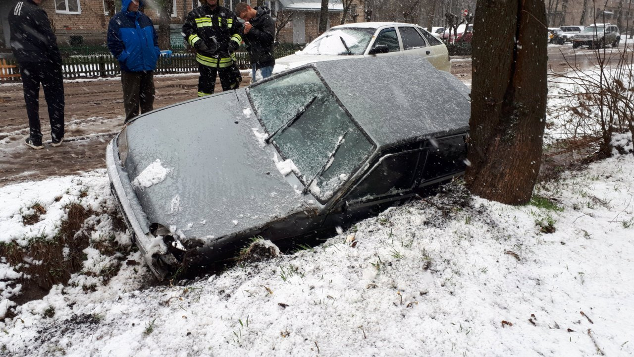 Вытаскивали из-под опрокинутого авто: в аварии под Ярославлем пострадал водитель