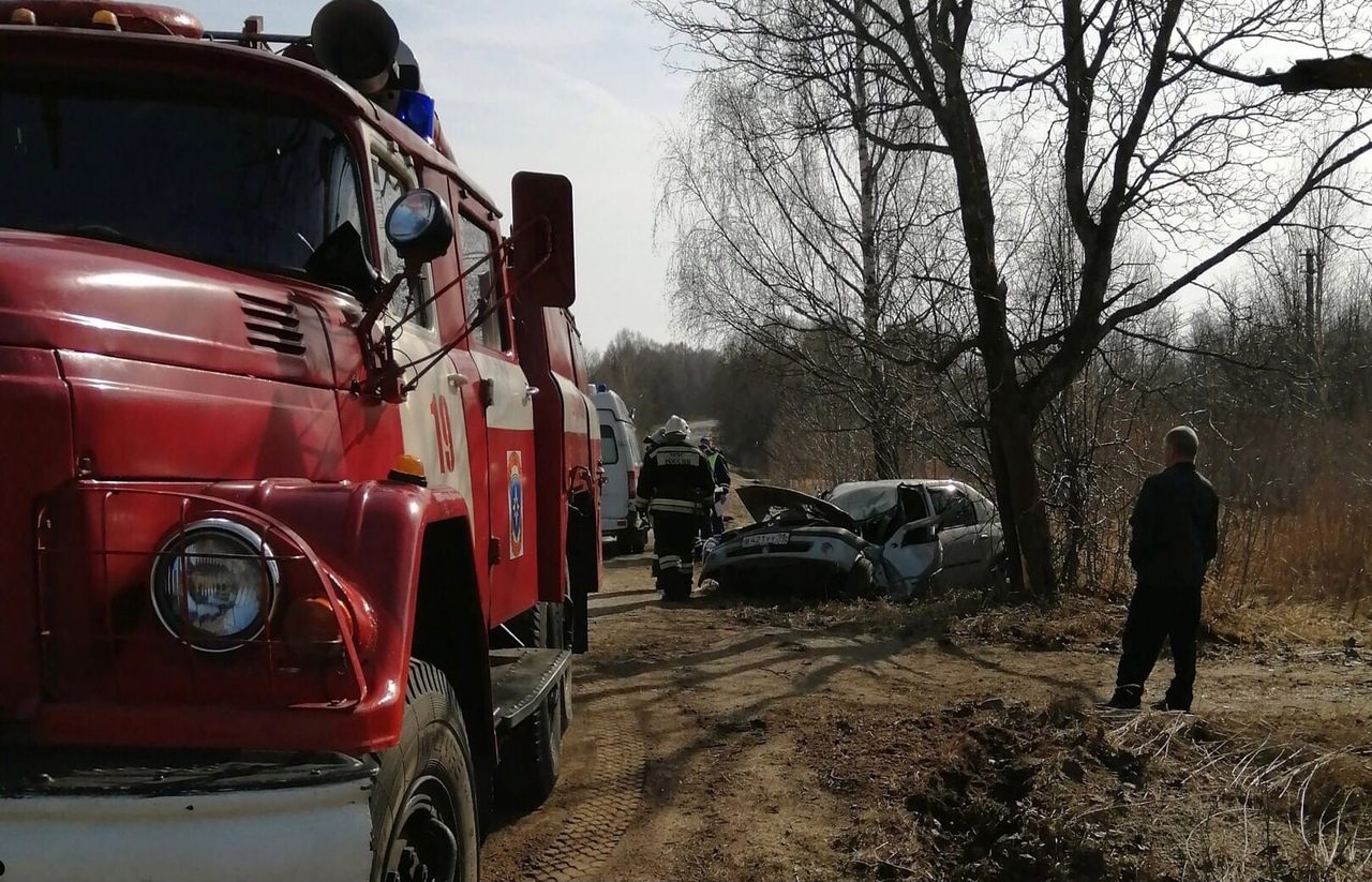Скорая и покореженное авто: ярославна влетела в дерево
