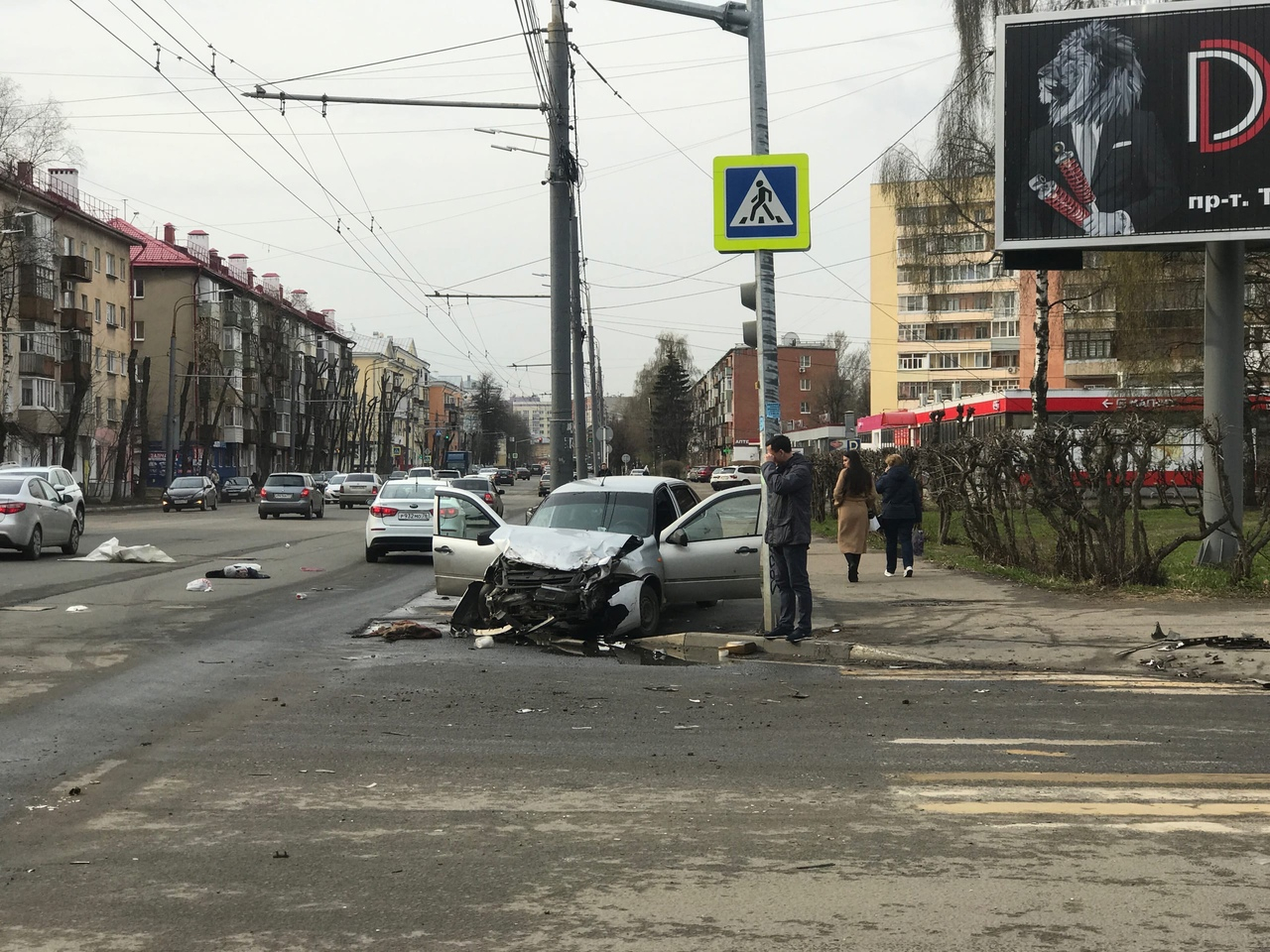 Куски авто разбросаны по улице: тройная авария произошла в центре Ярославля