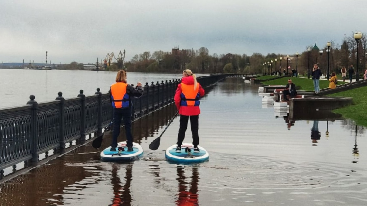 "Это новый вид туризма": ярославцы катаются по затопленной набережной на серфах