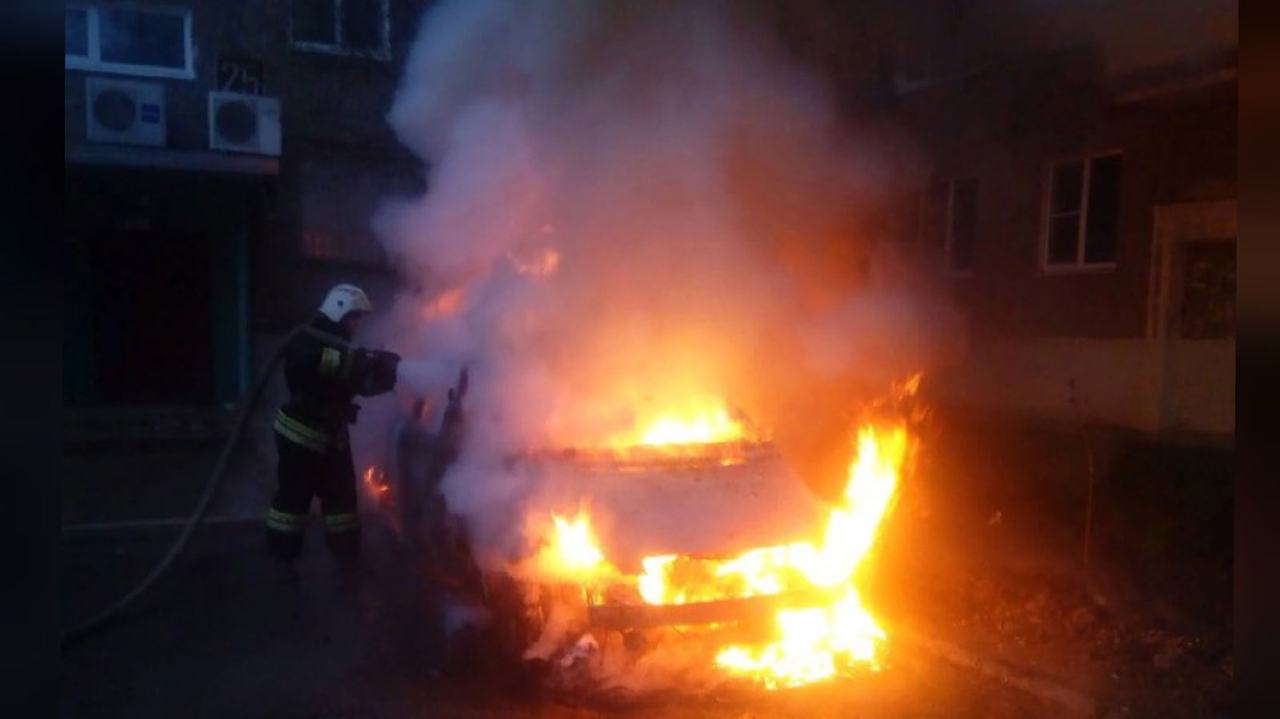 Огонь вырывался из салона: под Ярославлем было сожжено авто на стоянке