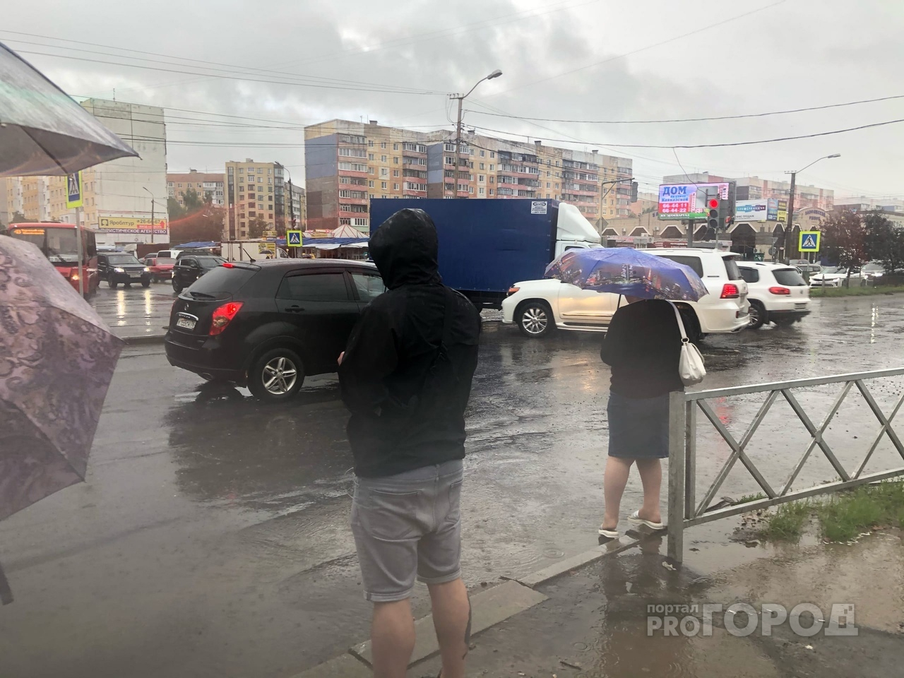 Гроза не утихает : экстренное предупреждение МЧС в Ярославле