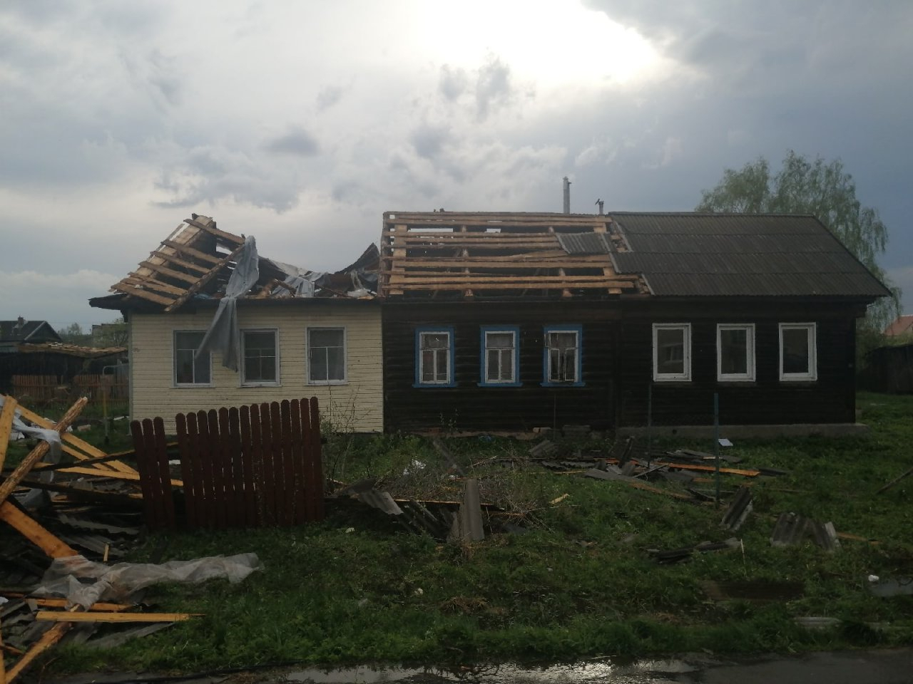Смерч прошел по Ярославлю: сорвало крыши с 17 домов