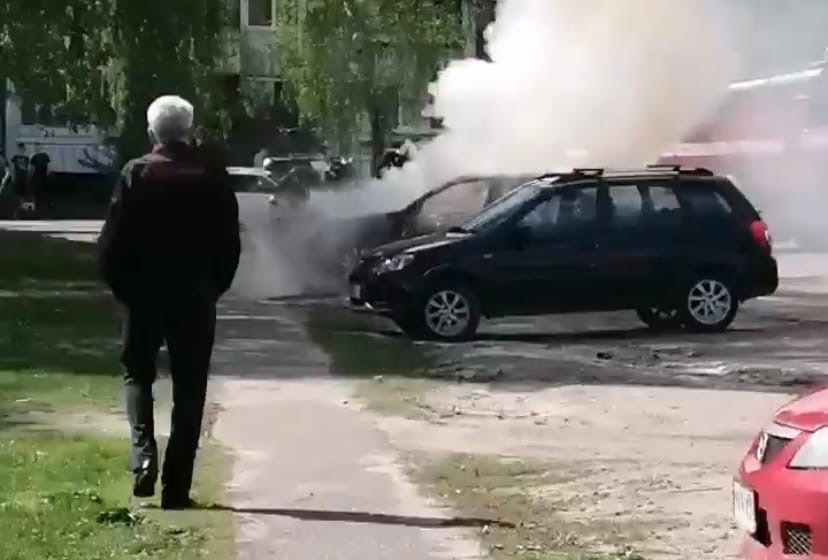 «Сначала взорвалась»: в Заволжском районе Ярославля сгорел автомобиль