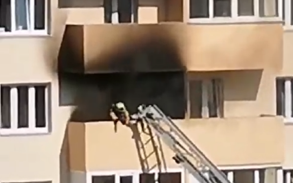 Люди свешиваются с черного балкона: в Брагино горит многоэтажка