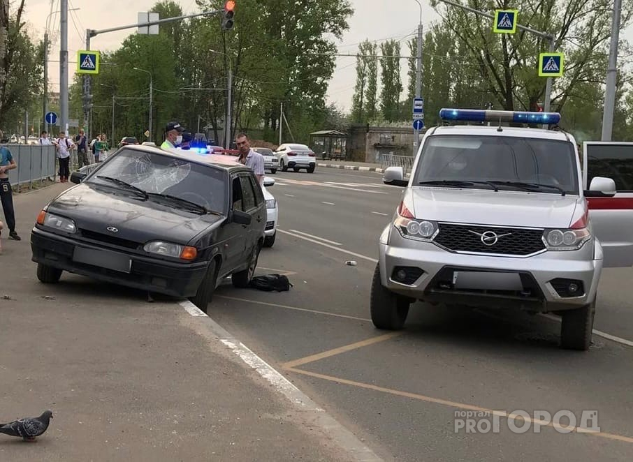 «Уже в наручниках»: в Ярославле пьяный водитель въехал на остановку. Видео