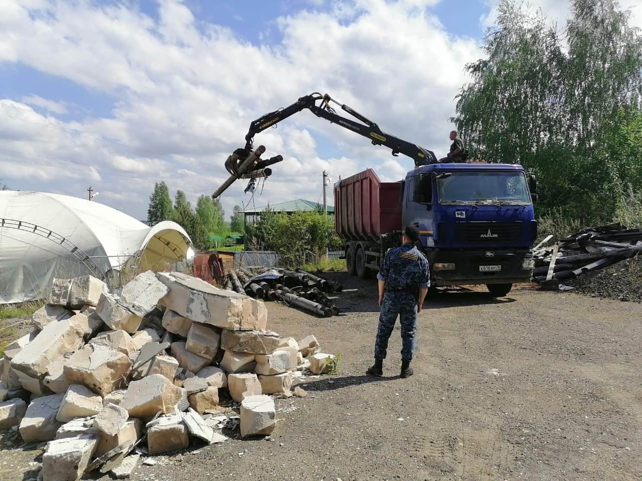 Бизнес ярославца в Плещеевом парке снесли спецтехникой