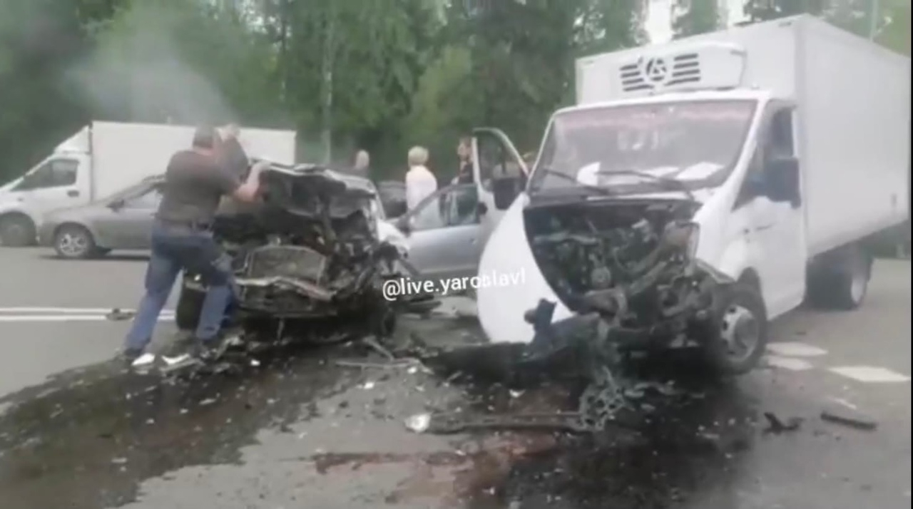 Тело зажало в салоне: в Ярославской области произошло смертельное ДТП. Видео