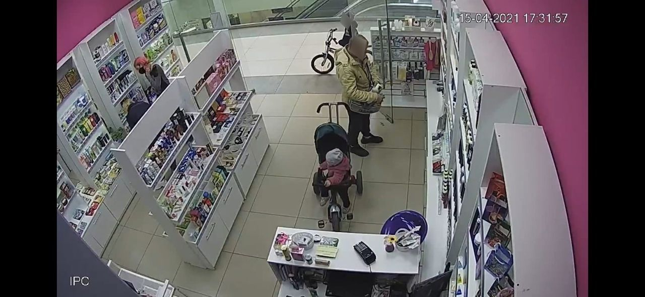 «Таскают на кражи ребенка»: семью из Ярославля обвинили в преступлениях в ТЦ