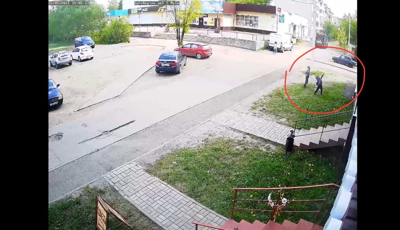 «Одного дети узнали»: в Ярославле малолетние хулиганы разбили окна камнями