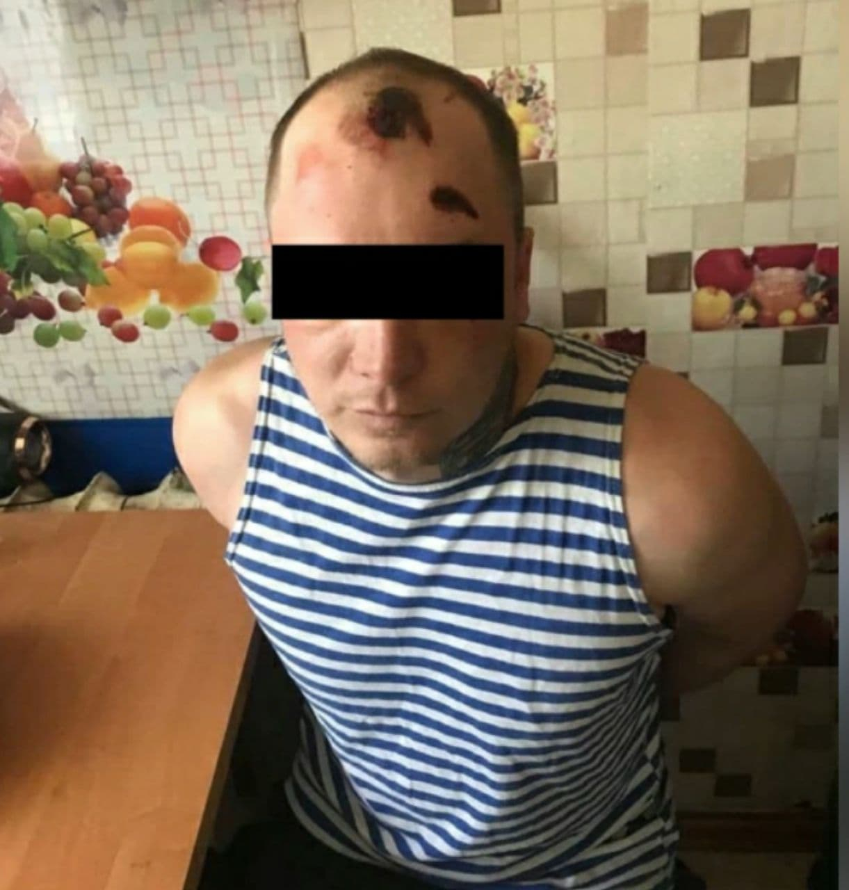 Лицо в крови: кадры задержания ярославца, готовившего взрывчатку у себя дома