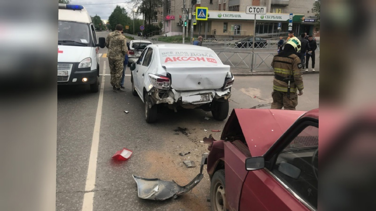 Доставали из покореженного авто: подробности массовой аварии под Ярославлем