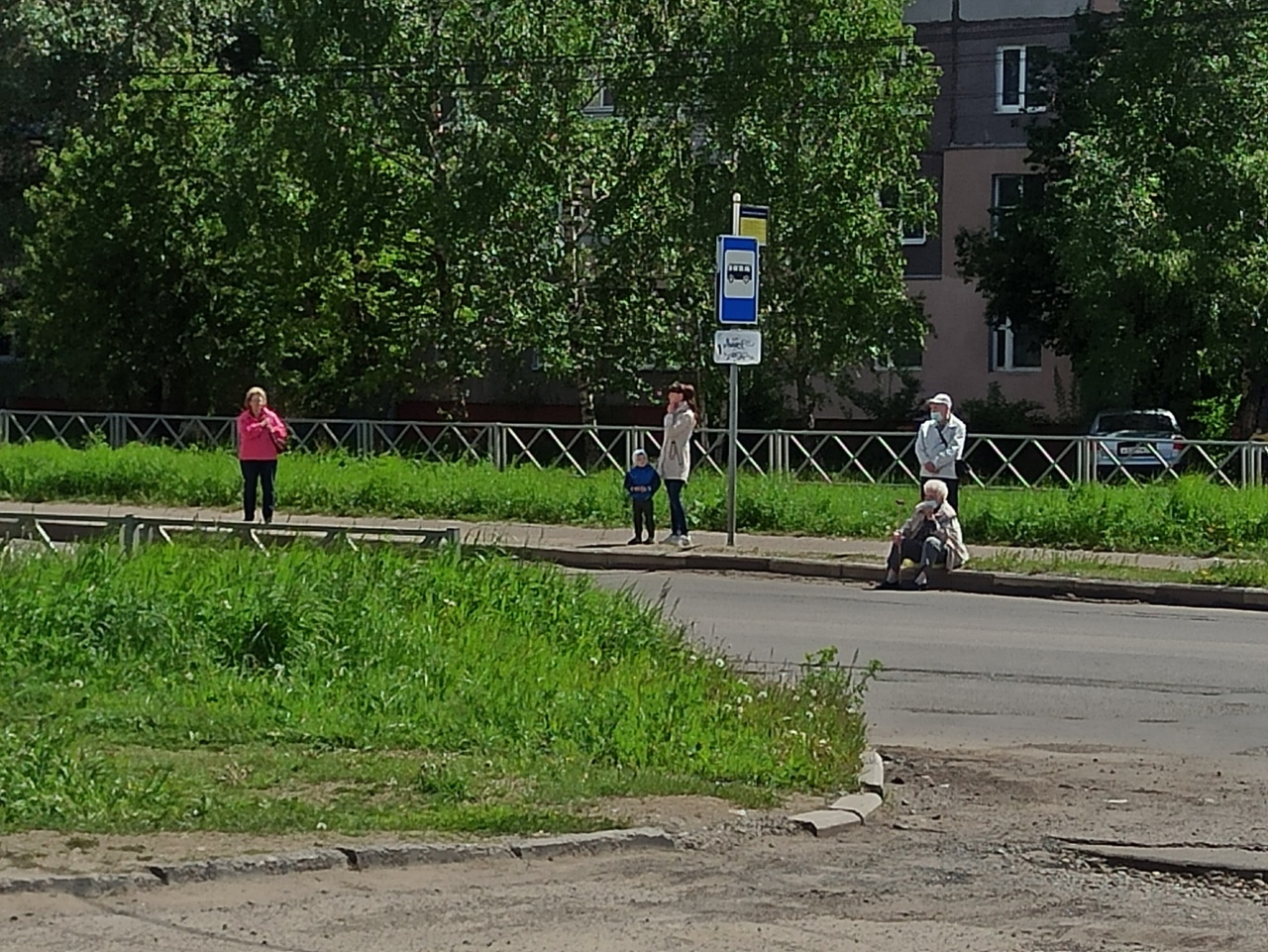 "Нанотехнологии в действии": ярославские пенсионеры ждут транспорта, сидя на бордюре