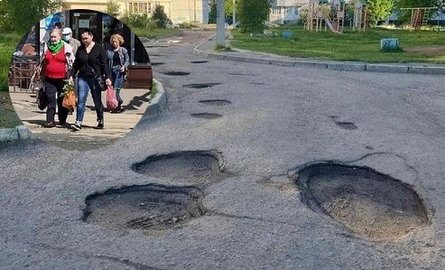 "По улице слона водили": при виде ям ярославцам остаётся только шутить