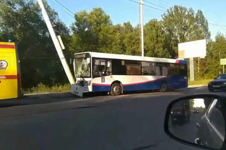 От удара все попадали на пол: в Ярославле автобус врезался в столб