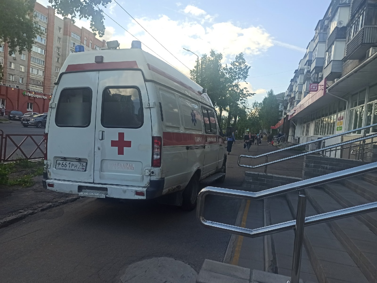 Из живота вытекала кровь: соседские разборки ярославцев довели до врачей