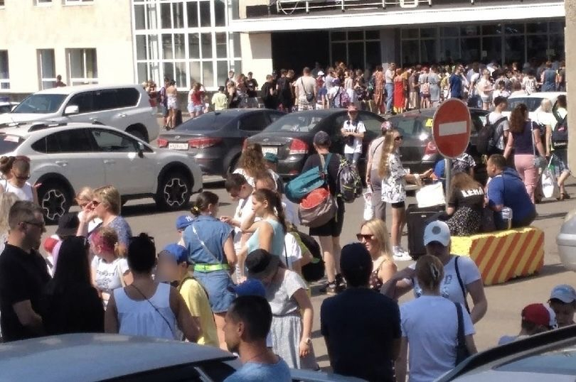 «Подарок коронавирусу»: ярославцы жалуются на толпы провожающих детей в лагерь