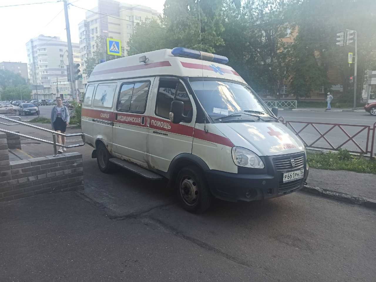 У коронавирусного госпиталя в Ярославле выстроилась очередь из скорых