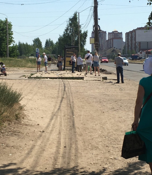 Готовы упасть обморок пока ждут автобус: ярославцы требуют построить остановку