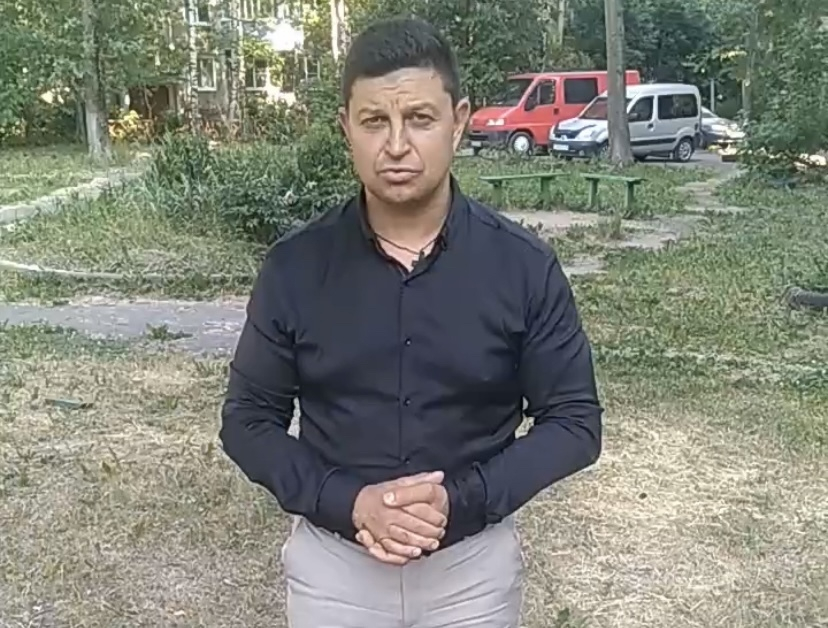 «Вдвоем прижимали к земле»: свадебного ведущего без маски задержали в Ярославле