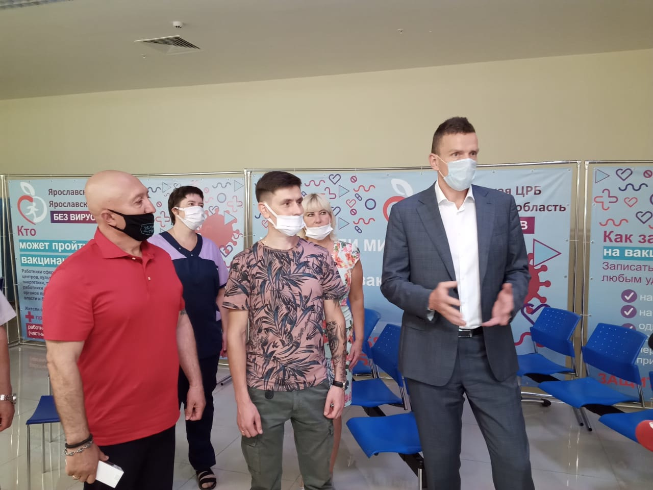 Впервые привившийся в Ярославле пациент получил смартфон