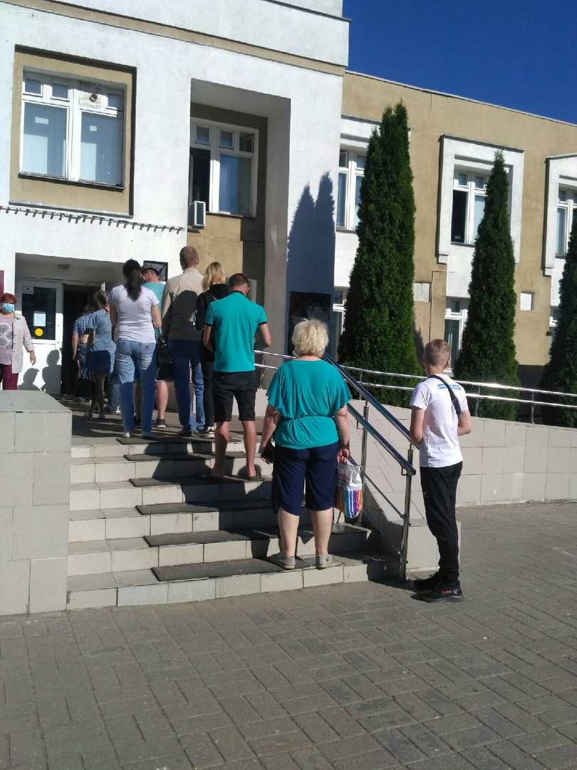 "Ковид терпел и вам велел": ярославцы стоят в очереди с 6:30, чтобы записаться к врачу