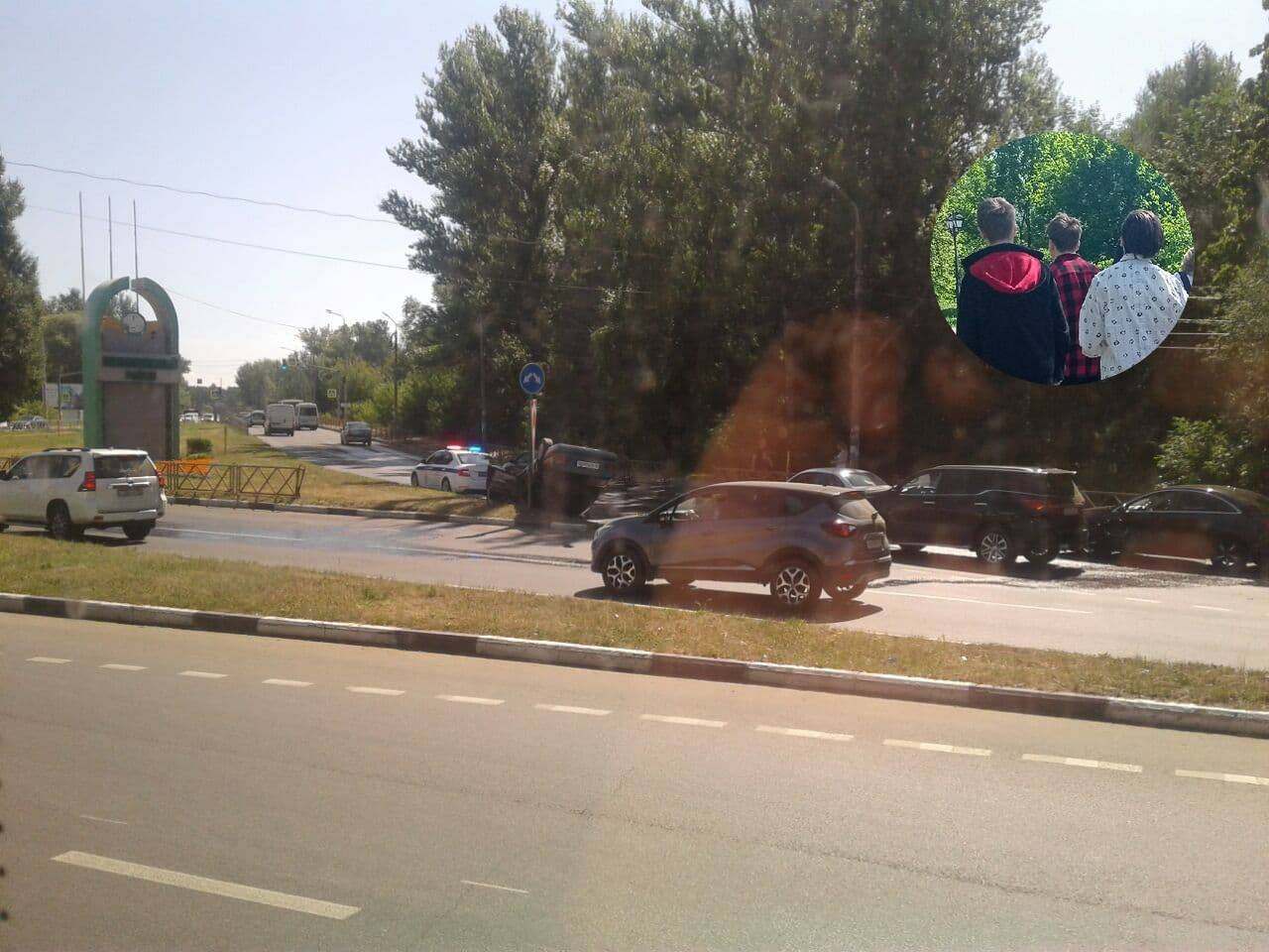 Как черепаха лежит: в Ярославле перевернулся автомобиль около заволжского моста