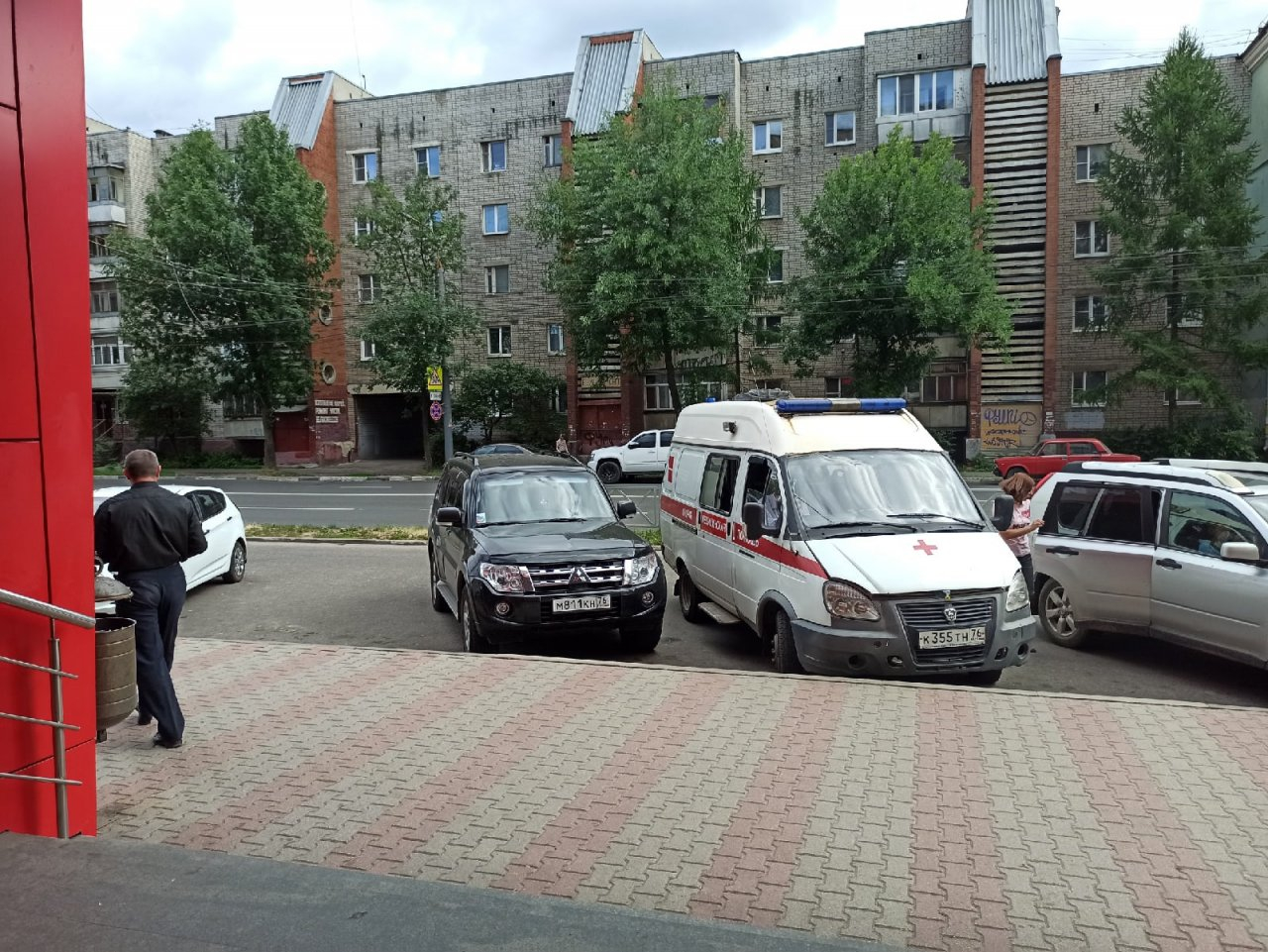 Под Ярославлем мужчина умер в очереди в больницу
