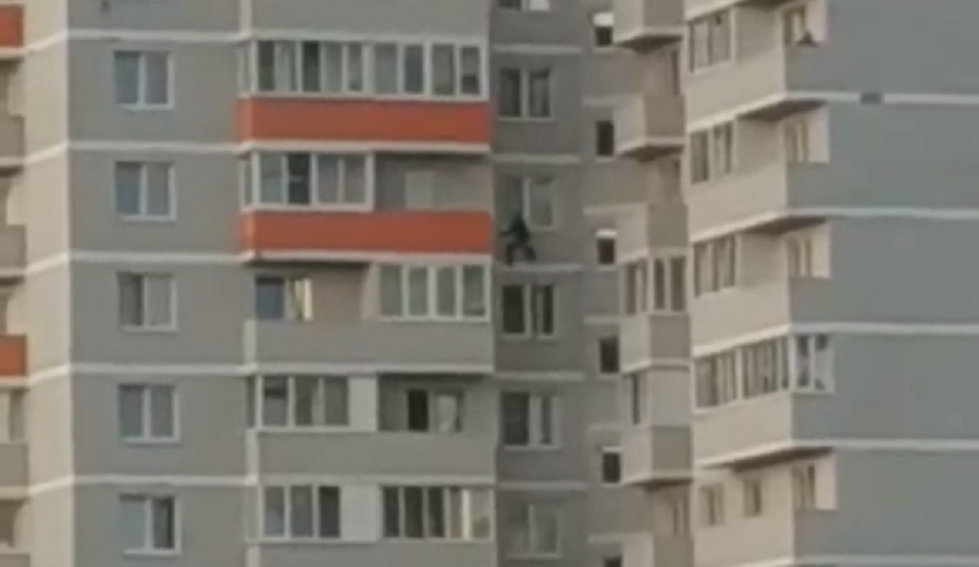 "Слабонервным не смотреть": в Ярославле на 9 этаже засняли спайдермена