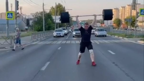 "Это мастер спорта": ярославец, поднявшего 150 кг на Московском, накажет полиция