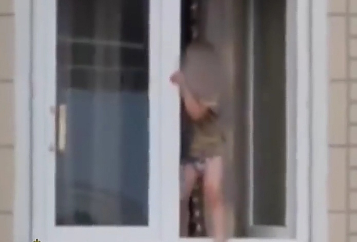 Годовалый мальчик выпал из окна, пока за ним смотрела 15-летняя сестра